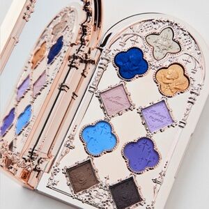 FLOWER KNOWS - LITTLE ANGEL Eyeshadow Palette - URBAN OUTFITTERS